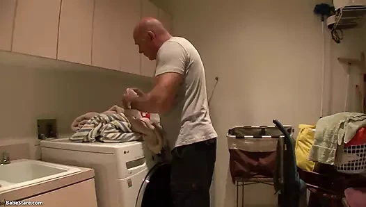 Uyan sevgilim: üvey baba üvey kızını sikiyor