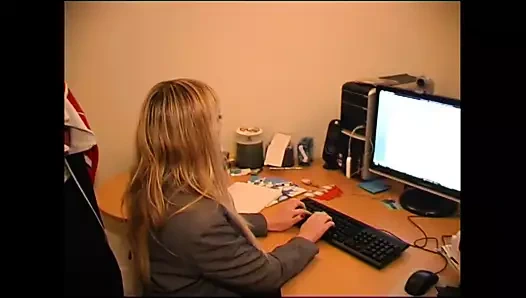 İri göğüslü sarışın erkek delisi sert yarakla sikişiyor