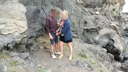 La bourgeoise avec un jeune en exterieur