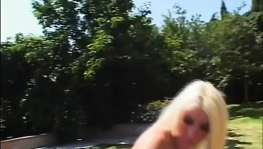 Sürtük orta yaşlı seksi kadının grup seks partisi bukkake'de birçok canavar siyah yarakla sikiliyor ve boşalıyor