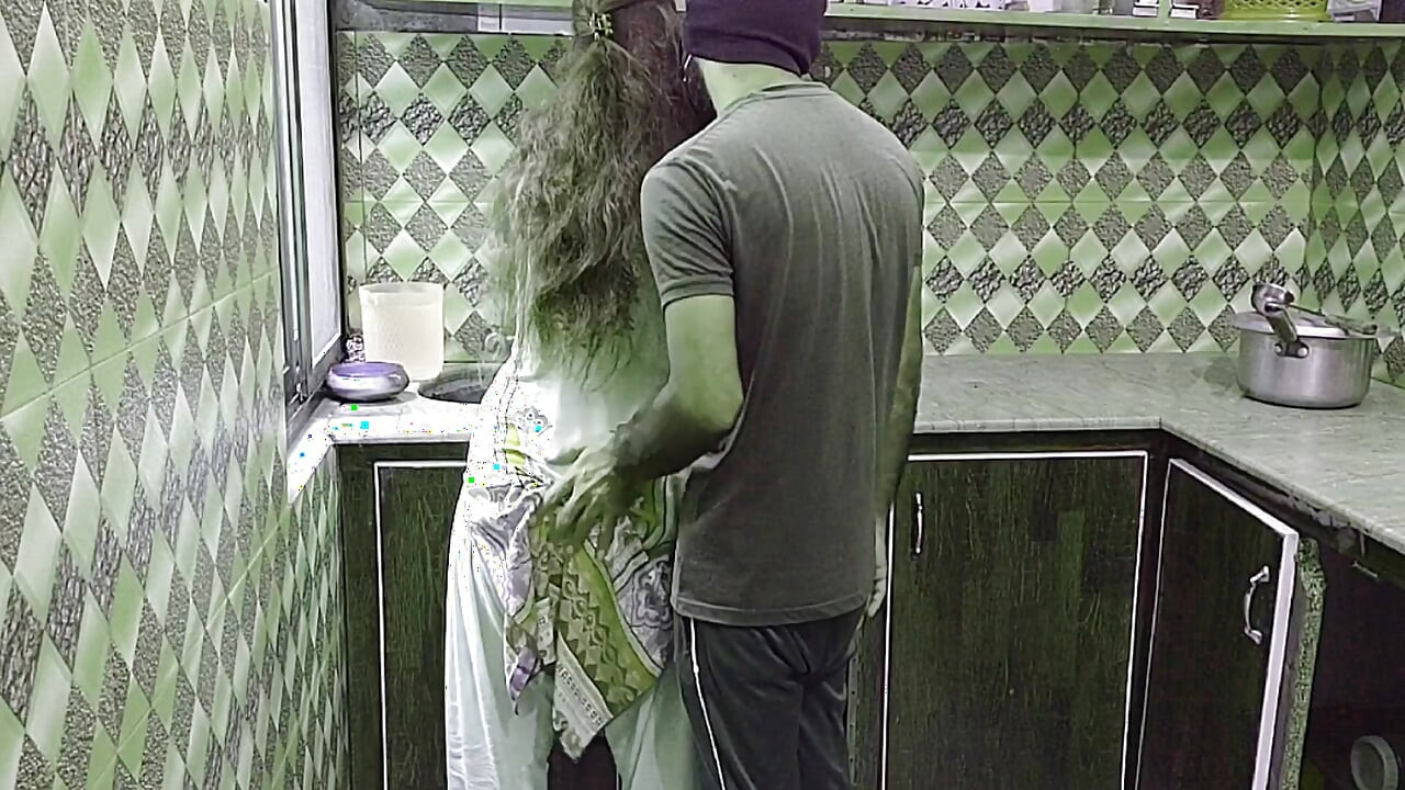 Hint Desi Teyze Mutfak Mai Kam Kar Rahi Thi Pati Ny AK Gand Pakar Li Aur Bohat Chudai Ki Gand Phar D Hintçe Ses Xxxxx Seks