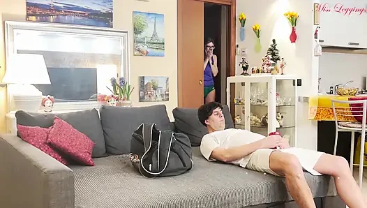 Üvey anne onu direk dansı çantasından sikerken yakaladıktan sonra üvey oğluna ders veriyor