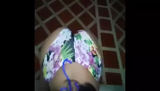 Bana evin dışında açık havada lezzetli bir oral seks veriyor