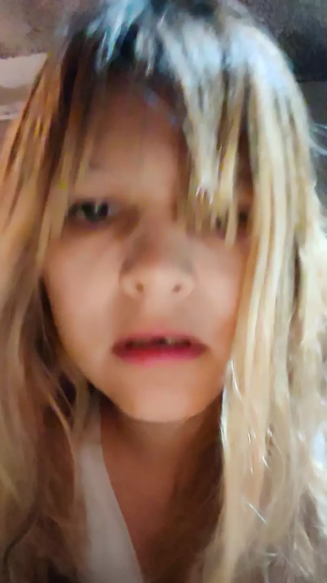 Неудовлетворенная жена мастурбирует подушкой