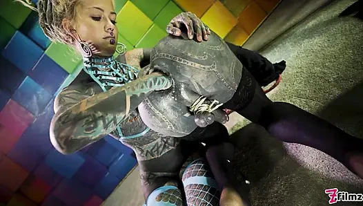 Büyük dövmeli trans Lily Lu anal yumrukla sikiliyor