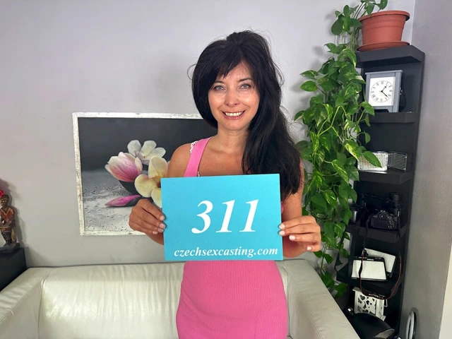 Polonyalı orta yaşlı seksi kadın harika bir fotomodel olmak istiyor