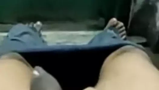 Bir sürtük izlerken sikimi mastürbasyon yaparken eğleniyor