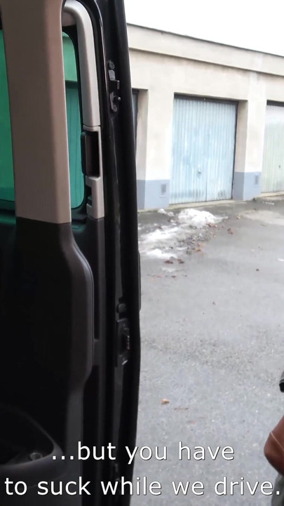 Punk rock çılgını kızın binişe ihtiyacı var ve sekse bayılıyor