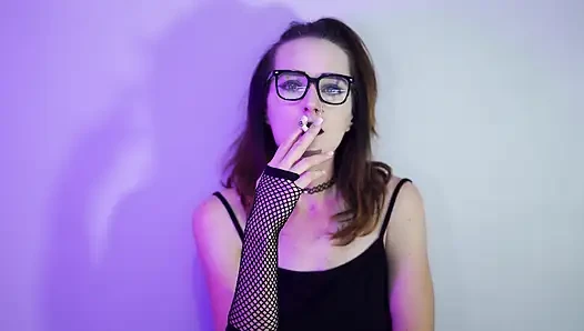 Gotik kız file çorap içinde sigara içiyor