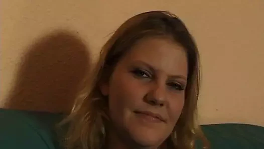 Blonde Teen Solo Masturbation auf der Casting Couch