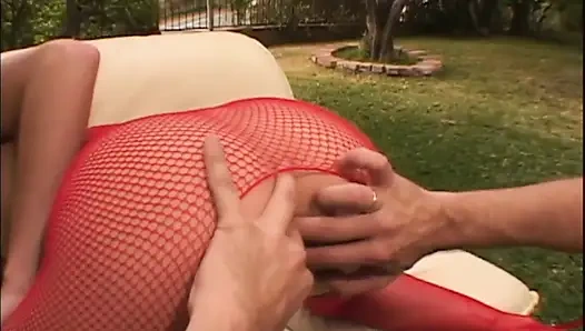 Sarışın sürtük açık havada zar zor sikiliyor