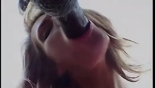 Yarağa aç sürtük iki yarak emiyor