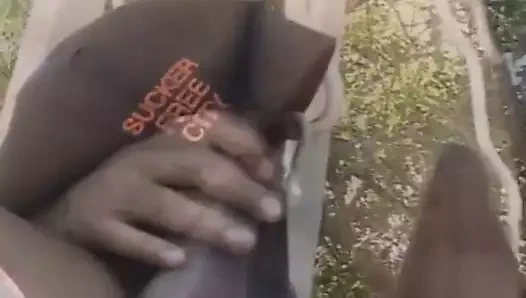 Sıcak abanoz sürtük alır parçalanmış ve iğne yapmak üzerinde