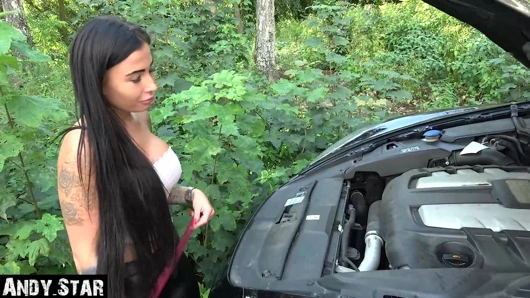 Alman latina gets becerdin içinde porsche cayenne