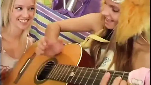 Güzel memeli iki harika azgın genç kız sıkı amına dildoyla mastürbasyon yapıyor