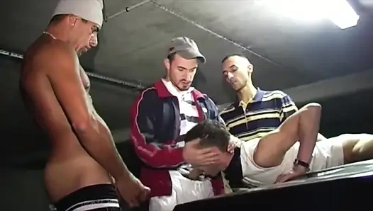 CITEBEUR.com - GangBang in a parking lot