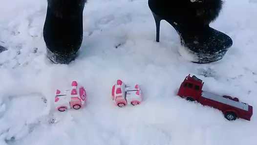 Kış aşkı: bayan 3 oyuncak arabayı eziyorum.