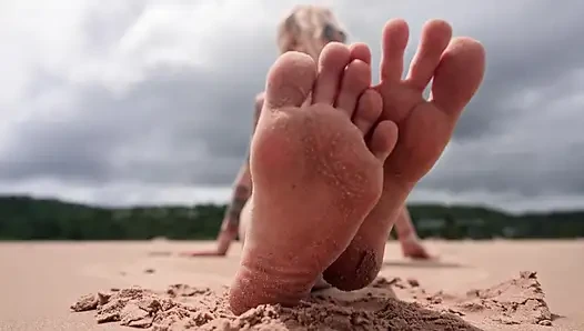 Halka açık plajda ayaklarıma tap ve boşalma iznimi al