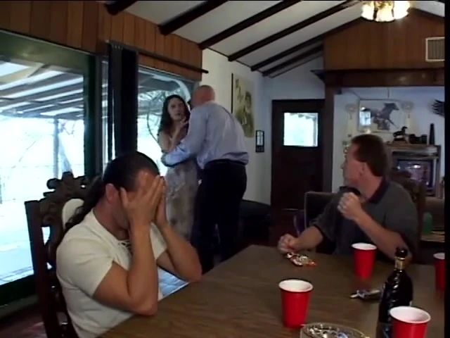 गंदी रंडी की मर्दों के समूह द्वारा सामूहिक चुदाई और दोहरा प्रवेश