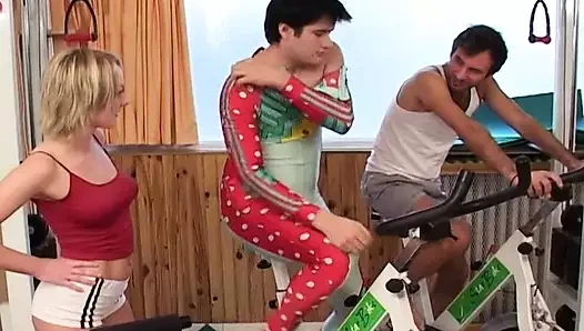 Sevimli Fransız fitness hocası üçlü sekste sikiliyor