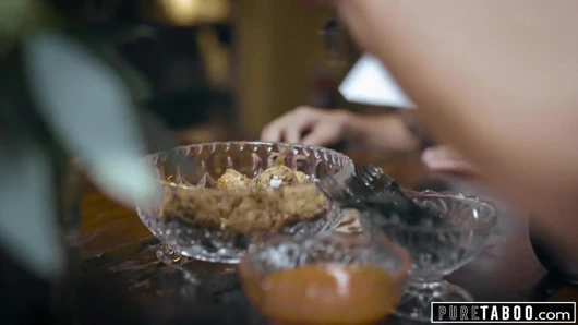 Saf tabu kızgın üvey velet genç akşam yemeğini çıplak yapar