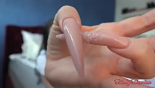 Pembe ışıltılı tırnaklara tapma