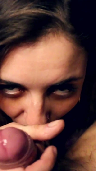 Lübnanlı olgun orta yaşlı seksi kadın şehvetli bir sakso çekiyor ve dölümü yutuyor. | Klip 2