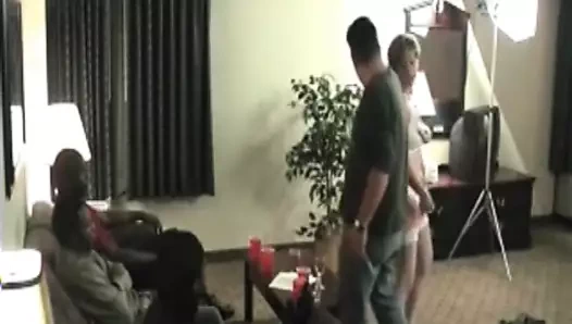 Aldatılan korkak sırları geçen onun karısı için bbc gangbangers