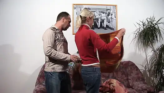 Azgın Alman tatood evli kadın kocası tarafından kanepede sikiliyor