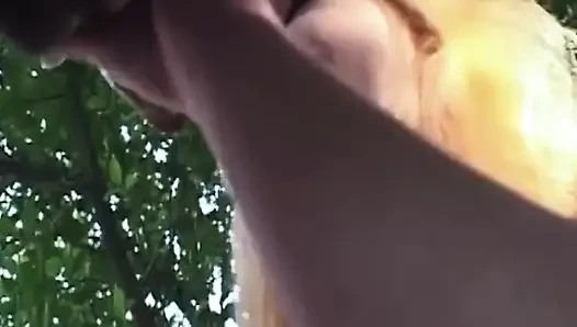 Olgun orta yaşlı seksi kadınlar açık havada sakso çektikten sonra kalın dölü paylaşıyor