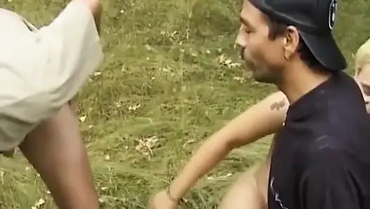 Almanya'dan sarışın Teem iki yarakla eğleniyor