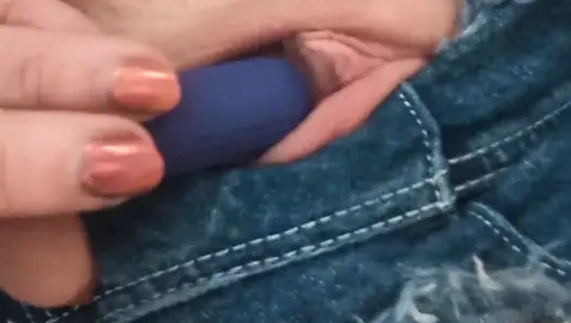 Üniversiteli sürtük amcığı titreşerek orgazm oluyor