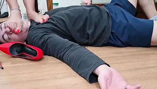 Acımasız öğretmen beta öğrencisine kadına itaat etmeyi öğretiyor