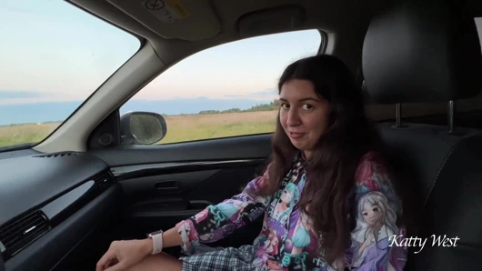 Onu asansöre bindirdim ve arabada seks için baştan çıkardım