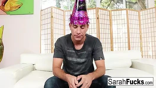 Sarah Jessie Brad'a çok özel bir doğum günü sürprizi yapıyor