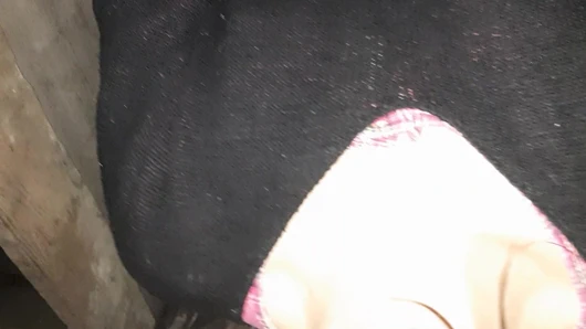 Yürüyüşten sonra, iki yabancı köylü kız ahırda edepsizce konuşarak ateşli bir şekilde sikiliyor - lesbian-candys