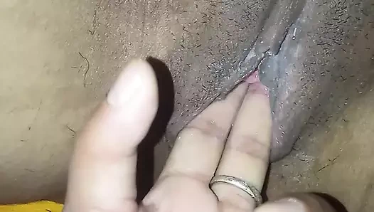 Ateşli Hintli kadın amını parmaklamak isteyen bir oğlana külotunu açtırıyor