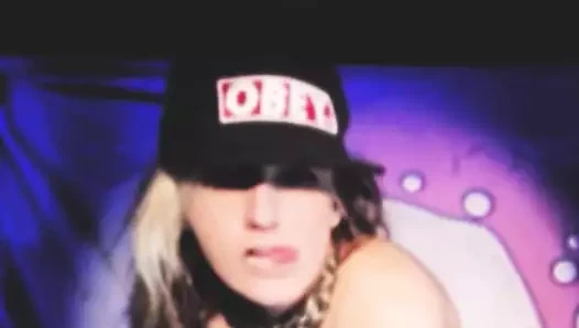 Bil bakalım kim geri döndü. Tekrar geri döndüm!