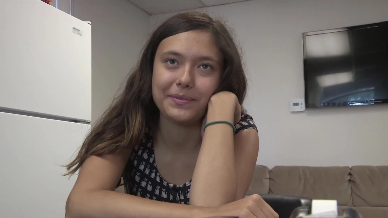 junge brunette mit festen titten haelt ohne widerspruch den hintern beim ficken hin