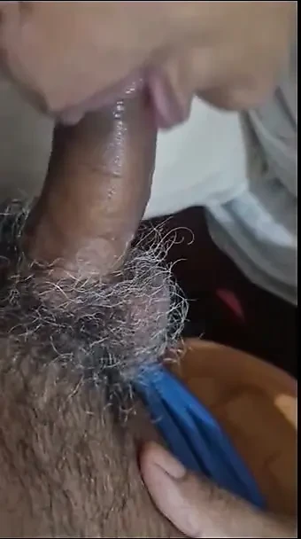 Kıçını gösterip siktirmek isteyen hizmetçi