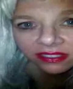 Seksi küçük melek cums sert üzerinde bir büyük siyah horoz