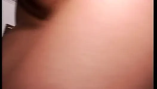 Seksi Alman sarışın sürtük azgın bir genç erkek avcısının önünde bir profesyonel gibi yarağa biniyor