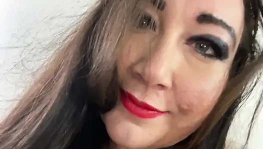 Giantess hayranlarını gizlerken yakalıyor