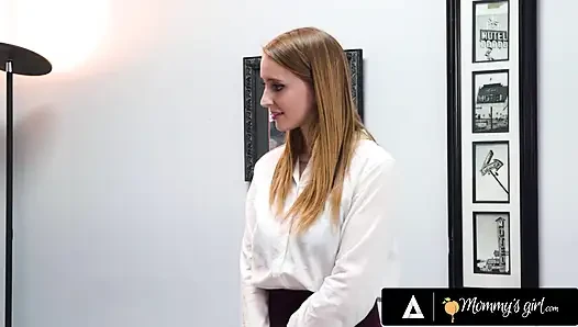Annesinin kızı - sarışın orta yaşlı seksi kadın serene siren seksi sekreteri Laney Grey'e şehvetli bir masaj yapıyor