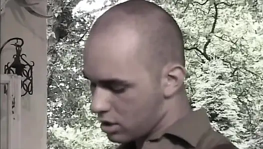 Büyük İtalyan yarağını emiyor ve terasta götünü siktiriyor