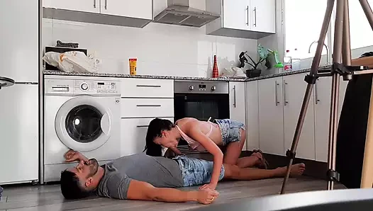 18 yaşındaki azgın seksi evli kadın kocasını aldatıyor ve büyük yaraklı sevgilisiyle mutfakta sikişiyor