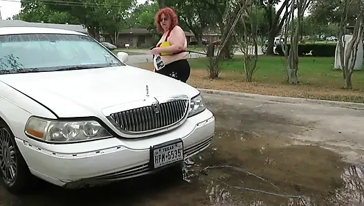 Seksi olgun iri güzel kızıl saçlı hemşire Vicki arabasını yıkıyor!