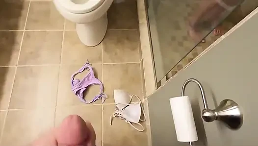 Üvey kız üvey babasını izlerken yakalandı ve güzel bir sonla sikini emiyor