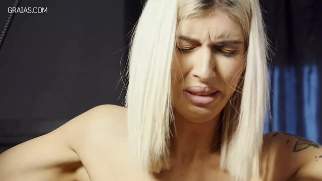 Sarışın porno yıldızı zor işkenceye hazır