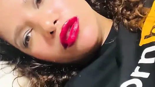 Küçük bir dildo kullanan kremsi kedicikimin en tatlı ve en yaramaz tarafı